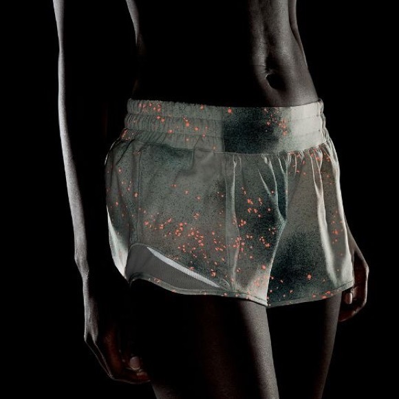 Lululemon Hotty Hot Low-Rise Short 2.5" - Reflective - NWT - Picture 1 of 4